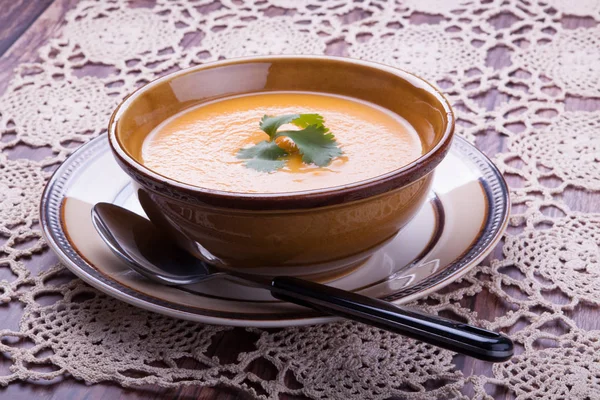 胡萝卜奶油汤和香菜上的木乃伊 图库照片