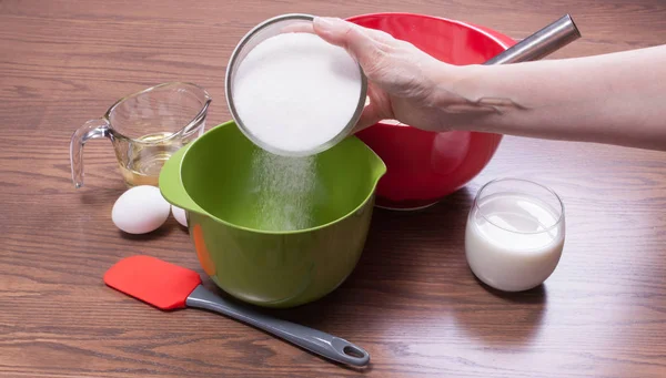 Versare Zucchero Una Ciotola Cucinare Una Torta Fatta Casa Foto Stock