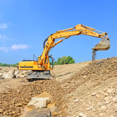 Koruyucu bir baraj inşaatı 