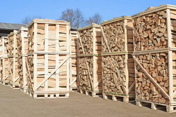 Rozdrobnione drewno w pakowania na paletach — Zdjęcie stockowe
