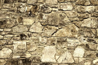 Çatlamış bir taştan bir duvar parçası.