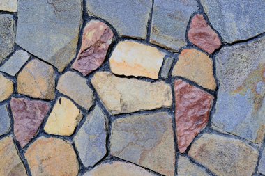 Çatlamış bir taştan bir duvar parçası.