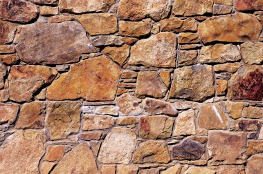 Çatlamış bir taştan bir duvar parçası.