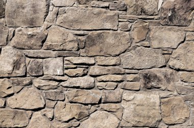 Çatlamış bir taştan bir duvar parçası.