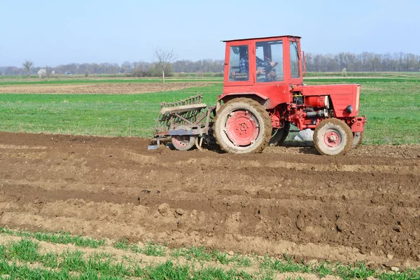 Çiftçi traktör alan işleme 