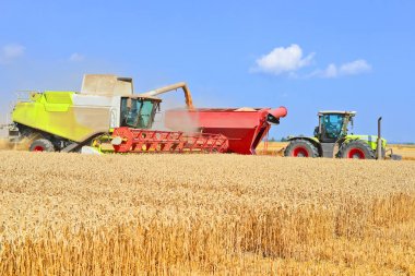 Tahıl hasat traktör römork tahıl tankına aşırı yükleme