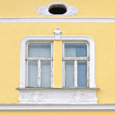 İçinde belgili tanımlık arka plan fotoğraf eski bir bina cephe parçası. Pencere. 