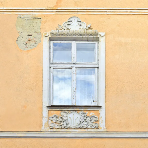İçinde belgili tanımlık arka plan fotoğraf eski bir bina cephe parçası. Pencere. 