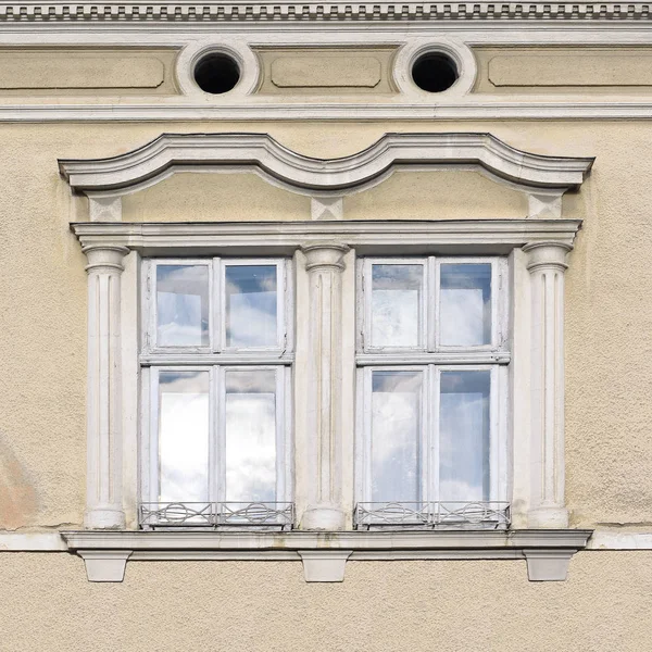 Fragment Fasaden Gammal Byggnad Bakgrundsfoto Fönster — Stockfoto