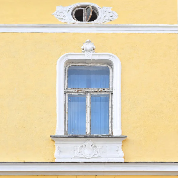 Fragment Façade Vieux Bâtiment Sur Photo Fond Fenêtre — Photo