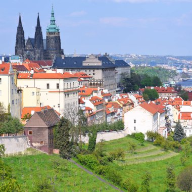 Prague, Çek Cumhuriyeti 1 Mayıs 2017: Görünüm Prag Kalesi ve Strahov Manastırı yükseklikleri şehirden.