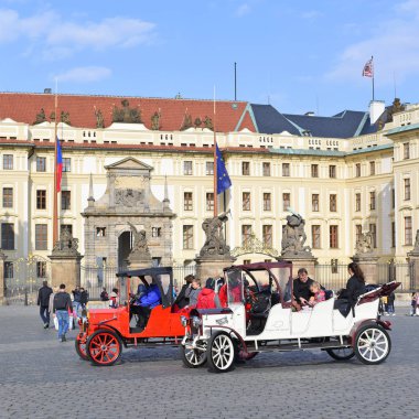 Prague, Çek Cumhuriyeti - 7 Mayıs 2017: Vintage araba foruring gezileri eski Kraliyet Sarayı yakınında