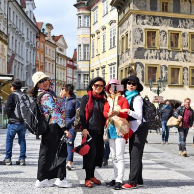 Prague, Çek Cumhuriyeti 1 Mayıs 2017: turist eski mimari çerçevede bir fotoğraf olun..