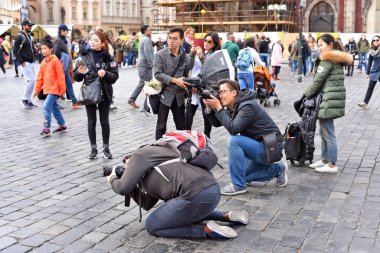 Prague, Çek Cumhuriyeti 1 Mayıs 2017: düğün Turizm. Eski Şehir Meydanı fotoğraf oturumunda.