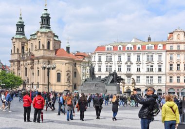 Prague, Çek Cumhuriyeti 1 Mayıs 2017: Eski Şehir Meydanı, Aziz Nikolaos Kilisesi