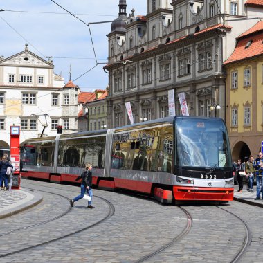 Prague, Çek Cumhuriyeti - 7 Mayıs 2017: bir modern tramvay şehrin sokaklarında.