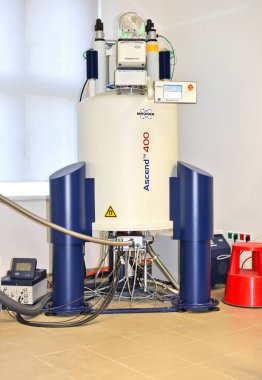 Prague, Çek Cumhuriyeti - Nisan 30, 2017: 400mhz Nmr spektrometresi. Biyokimya ve organik Enstitüsü.