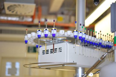 NMR spektrometresi ile otomatik örnekleyici. 