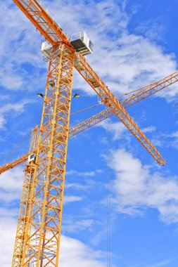 Kule Vinçler gökyüzüne karşı bina.