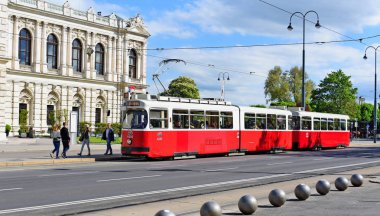Viyana, Avusturya - 2 Mayıs 2017: eski tramvay şehrin sokaklarında.