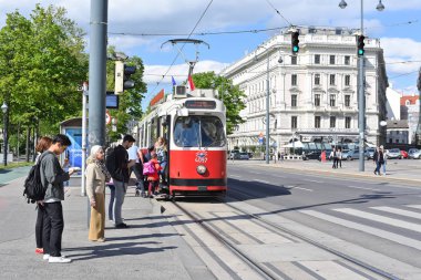 Viyana, Avusturya - 2 Mayıs 2017: eski tramvay şehrin sokaklarında.