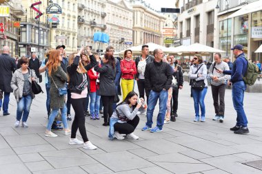 Viyana, Avusturya - 2 Mayıs 2017: turist antik şehrin sokaklarında bir rehber ile organize grup.