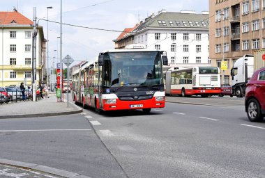 Prague, Çek Cumhuriyeti - 7 Mayıs 2017: şehir otobüs yolu üzerinde.