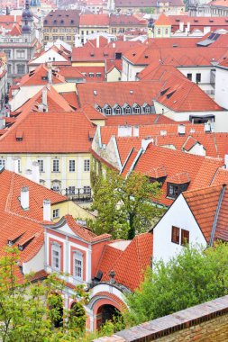 Prag, Çek Republicmay 1, 2017: Prague Castle çatılar eski şehrin görünümü gözlem güverte.