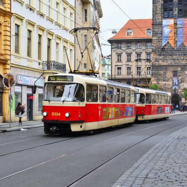 Prague, Çek Cumhuriyeti - 7 Mayıs 2017: eski tramvay şehrin sokaklarında.