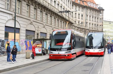 Prague, Çek Cumhuriyeti - 7 Mayıs 2017: bir modern tramvay şehrin sokaklarında.