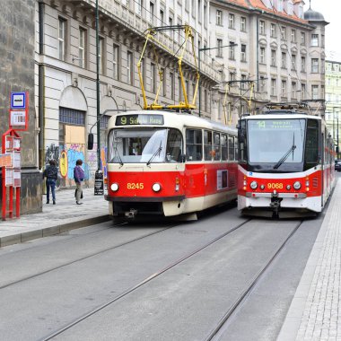 Prague, Çek Cumhuriyeti - 7 Mayıs 2017: eski tramvay şehrin sokaklarında.