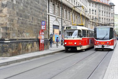 Prague, Çek Cumhuriyeti - 7 Mayıs 2017: eski tramvay şehrin sokaklarında.
