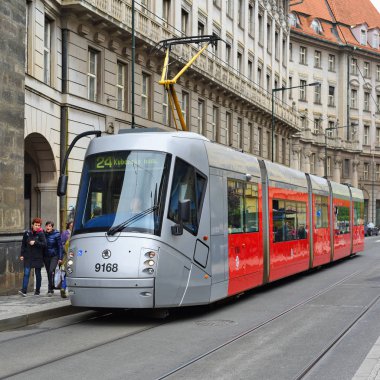 Prague, Çek Cumhuriyeti - 7 Mayıs 2017: bir modern tramvay şehrin sokaklarında.