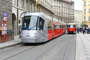 Prague, Çek Cumhuriyeti - 7 Mayıs 2017: bir modern tramvay şehrin sokaklarında.