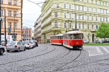 Prague, Çek Cumhuriyeti - 7 Mayıs 2017: turistik tramvay şehrin sokaklarında.