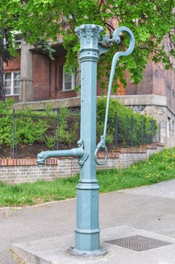 Prague, Çek Cumhuriyeti 1 Mayıs 2017: bir şehir sokak üzerinde bir antik el su pompası.