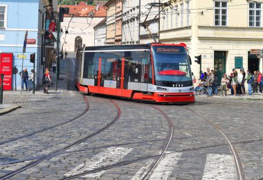 Prague, Çek Cumhuriyeti - 7 Mayıs 2017: bir modern tramvay şehrin sokaklarında.
