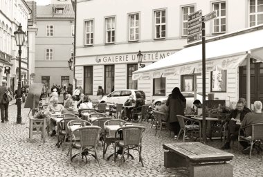 Prague, Çek Cumhuriyeti 1 Mayıs 2017: turist eski mimari çerçevede bir fotoğraf olun..