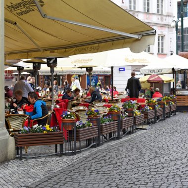 Prague, Çek Cumhuriyeti 1 Mayıs 2017: turist eski mimari çerçevede bir fotoğraf olun..