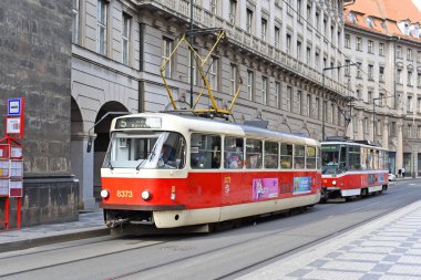 Prague, Çek Cumhuriyeti - 7 Mayıs 2017: eski tramvay şehrin sokaklarında.