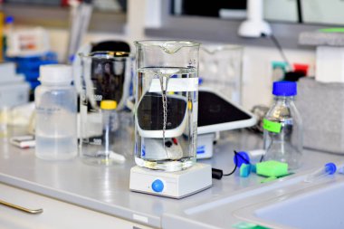 Arabellek çözüm üzerinde bir manyetik karıştırıcı ile büyük kabı. Laboratuvar manyetik karıştırıcı bir girdap arabellek çözüm ile büyük bir ölçek oluşturur.