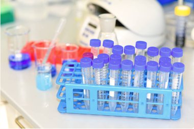Birçok falcone tüplerini containig çözümleri biyofiziksel araştırma için raf.