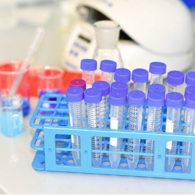 Birçok falcone tüplerini containig çözümleri biyofiziksel araştırma için raf.