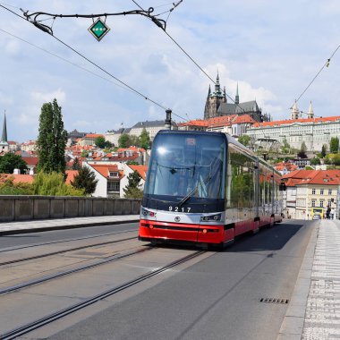 Prague, Çek Cumhuriyeti - 7 Mayıs 2017: bir modern tramvay şehrin sokaklarında.