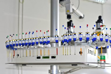 Prague, Çek Cumhuriyeti - 3 Aralık 2016: örnekleri analiz için Otomatik Örnekleyici Nmr spektrometresi yüklü. Organik Enstitüsü ve biyokimya bilim Çek Cumhuriyeti