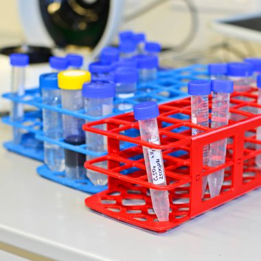 Birçok falcone tüpler containig çözümleri biyofiziksel araştırma ile üç raflar