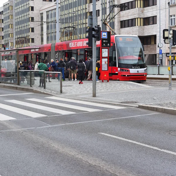 Prague, Çek Cumhuriyeti - 7 Mayıs 2017: bir modern tramvay şehrin sokaklarında.