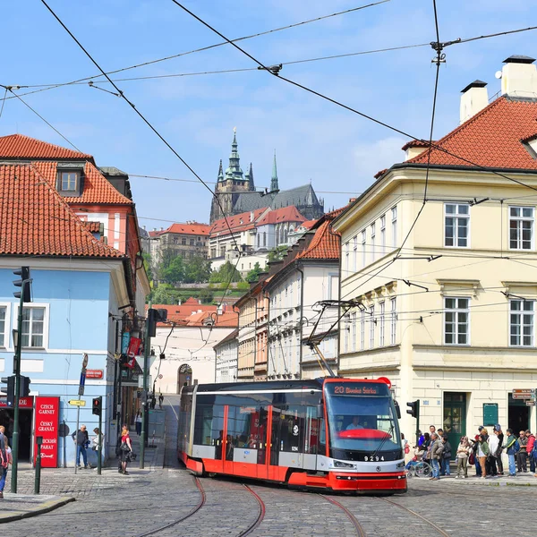 Praga República Checa Mayo 2017 Tranvía Moderno Las Calles Ciudad — Foto de Stock