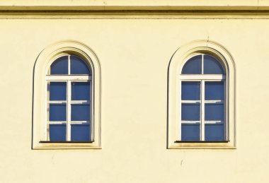 Eski bir bina cephe mimari unsurları. Windows. Prag, 2018.