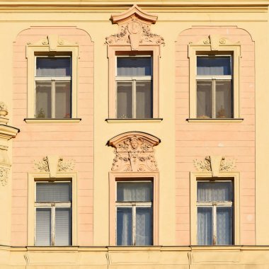 Eski bir bina cephe mimari unsurları. Windows. Prag, 2018.